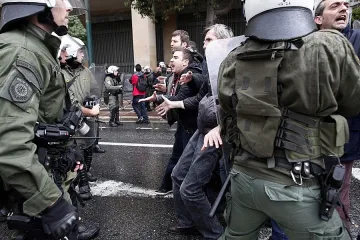 Сблъсъци и сълзотворен газ в Атина 