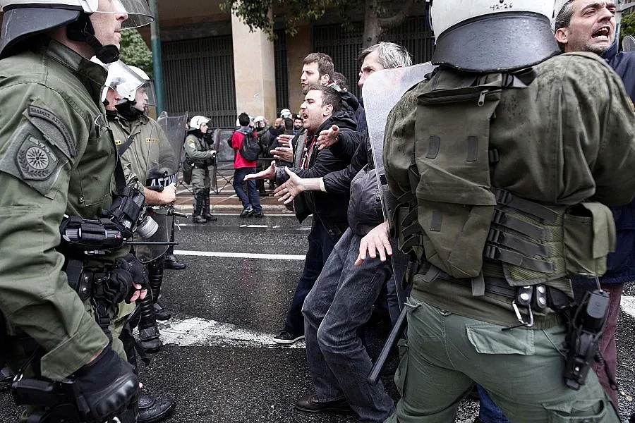 Сблъсъци и сълзотворен газ в Атина 