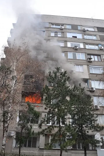 Спасиха старец на косъм от горящ апартамент