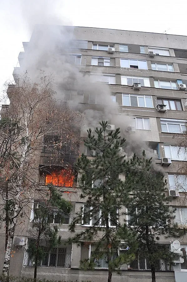 Спасиха старец на косъм от горящ апартамент