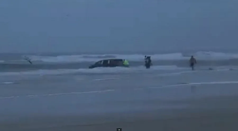 ВИДЕО: Майка се опита да се самоубие с децата си в океана