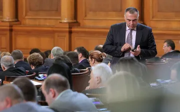 Кутев покани Бойко на театър