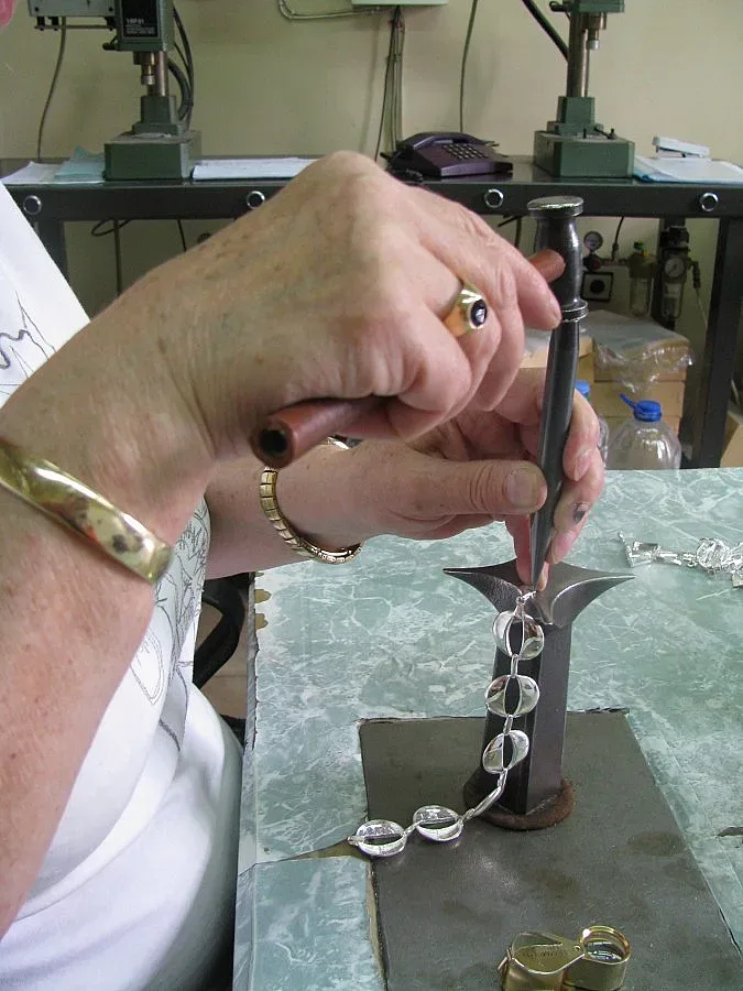 Данъчни напомнят да купуваме бижута с роза или житен клас