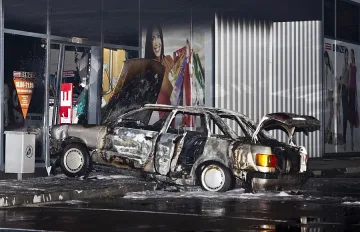 Кола се блъсна в магазин, шофьорът я запали