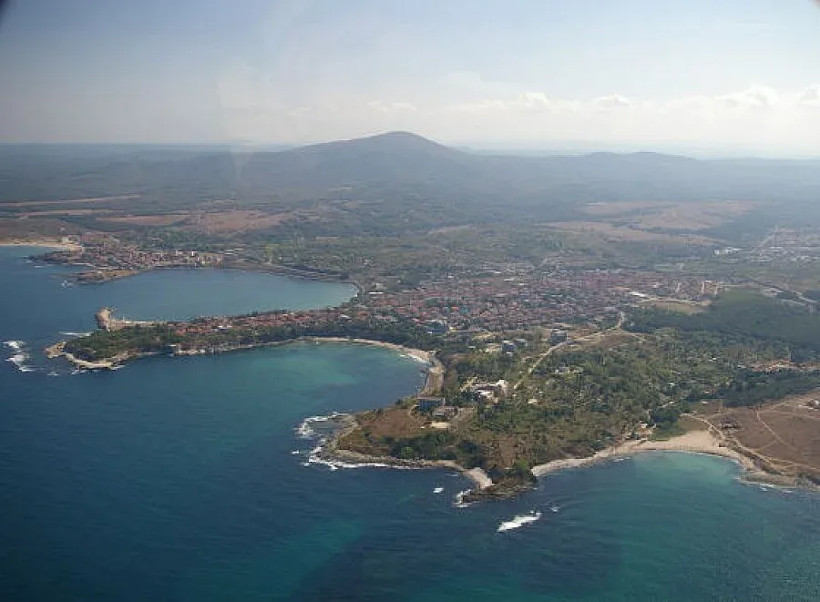 Торта и шампанско за първия данъкоплатец в Царево