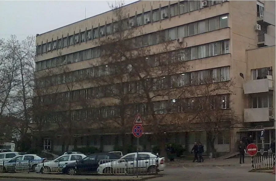 Въоръжен с нож обра магазин