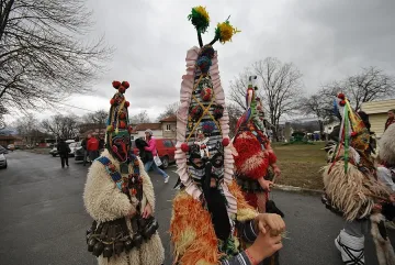 С кукерски фестивал гонят злите духове в Румъния