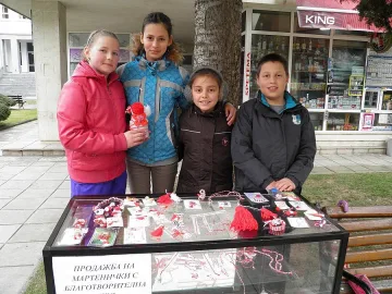 Ученици плетоха мартеници в помощ на свои връстници