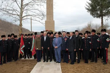 Казаци издигнаха 9-метров кръст в Балкана