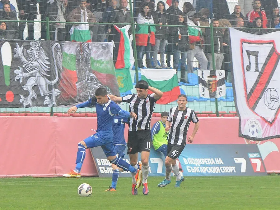 "Акулите" гризнаха "Локо"