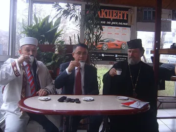 Кмет, свещеник и мюфтия пиха заедно кафе в Кърджали