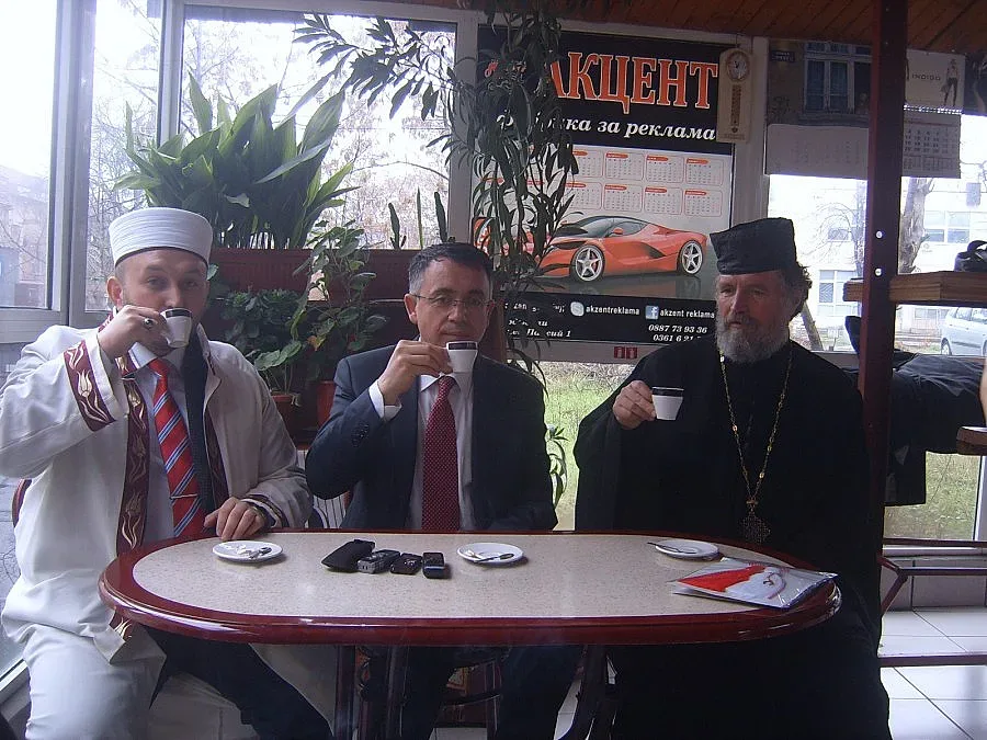 Кмет, свещеник и мюфтия пиха заедно кафе в Кърджали