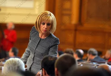 Манолова: Неочаквано бе предложението за референдум за ИК