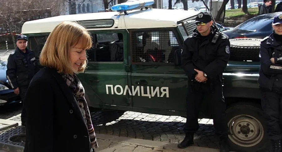 Полицията стояла пред общината за вуншения, според Фандъкова