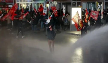 Закриват училищата на Гюлен в Турция