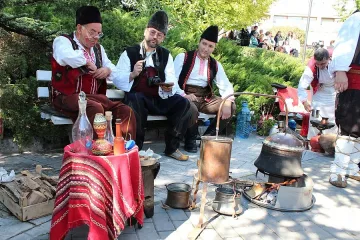 Опълченци с лагер в Търново, черпят с войнишка чорба