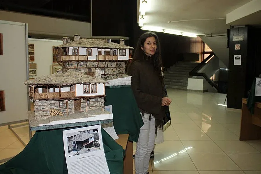 Майсторка твори мини възрожденски къщи