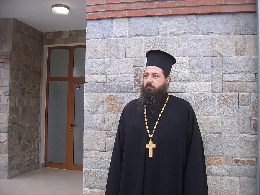 Отец Николай Величков поиска прошка от децата от Неделното училище