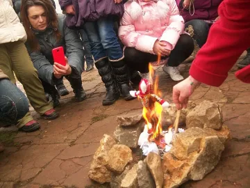 Чучело изгоря над Враца за празника Масленица