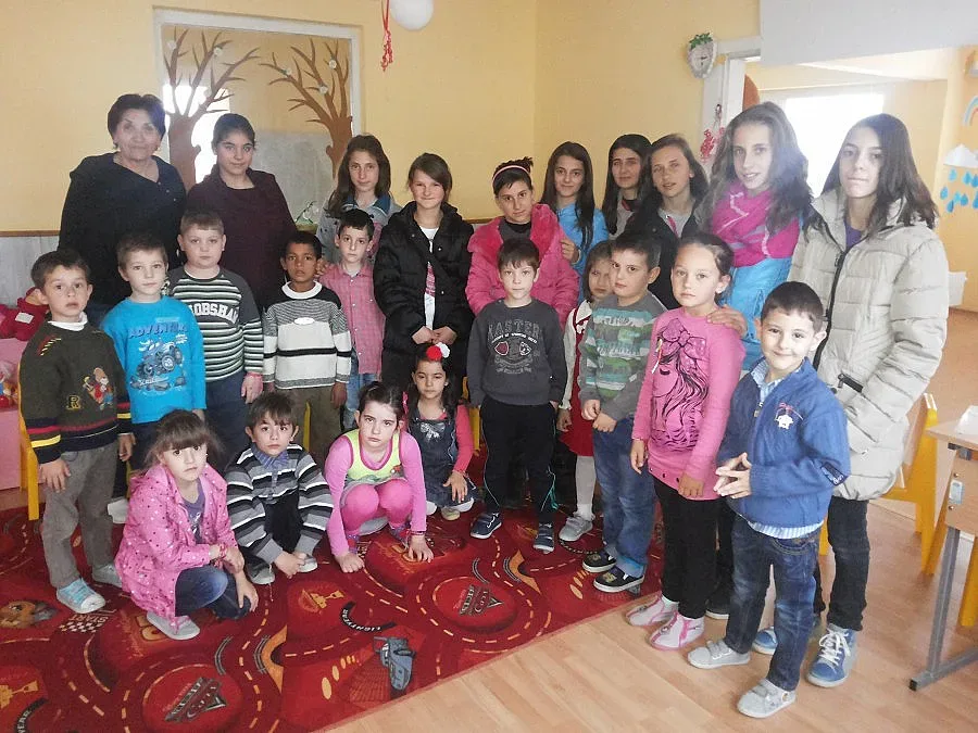 Младежи зарадваха с мартеници деца в забавачка