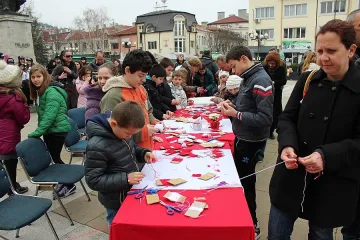 Стотици посрещнаха заедно Баба Марта в Благоевград