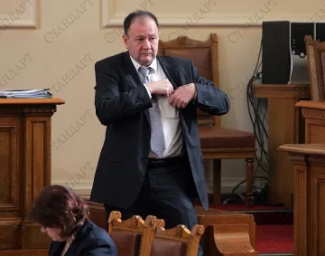 Миков свика извънредно заседание на парламента за ИК 
