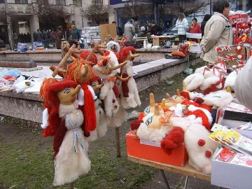 Баба Марта завърза над 300 мартенички в Кърджали 