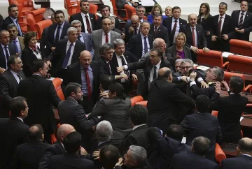 Депутат със счупен нос след бой в парламент