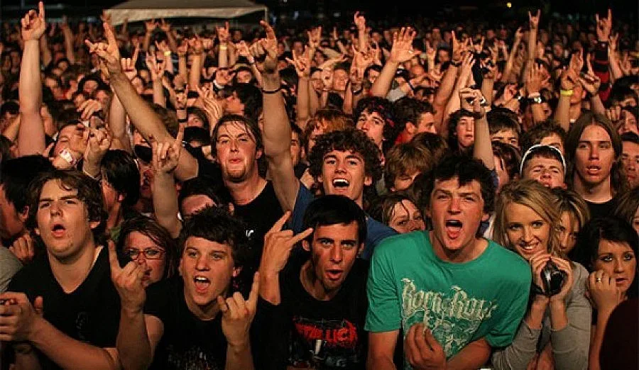 "Фони" тормозят фенове