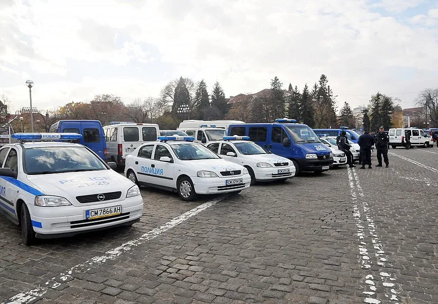 Скачат заплатите на полицаите и служителите в затворите