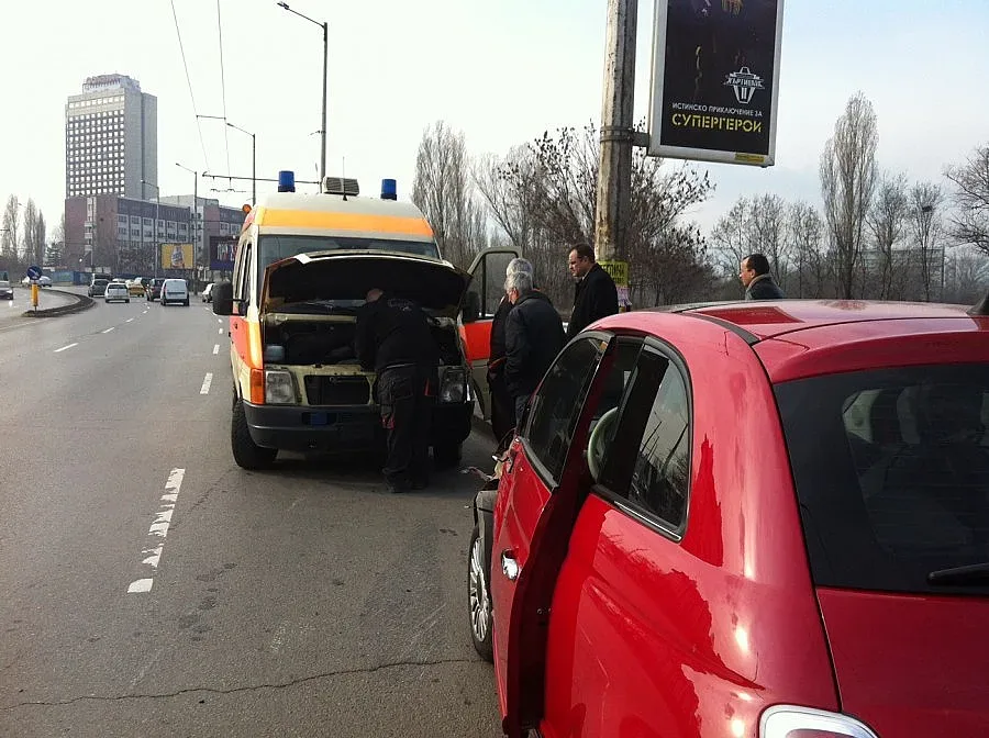 Линейка се обърна в София