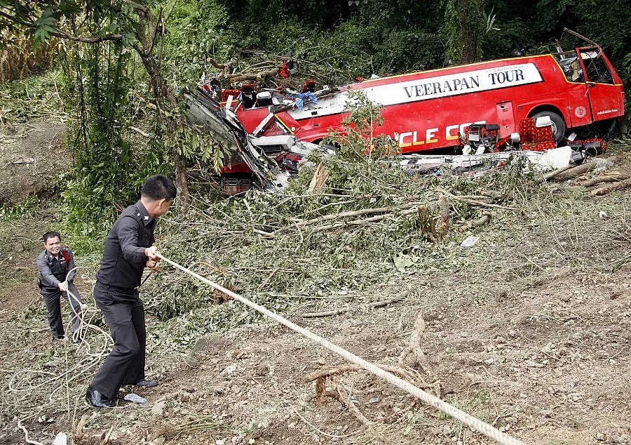 Ученици загинаха при автобусна катастрофа в Тайланд