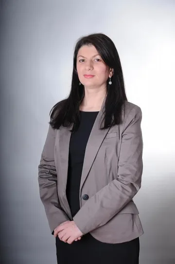 Ива смени пелените с депутатска банка