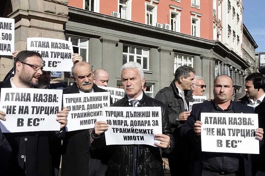 Атака се спречка с полицията при посещението на Давутоглу