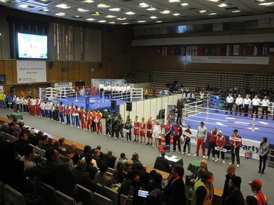 Гост от Европарламента гледа бокс