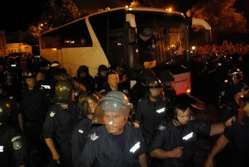 Полицай отива на съд заради бой над протестиращи