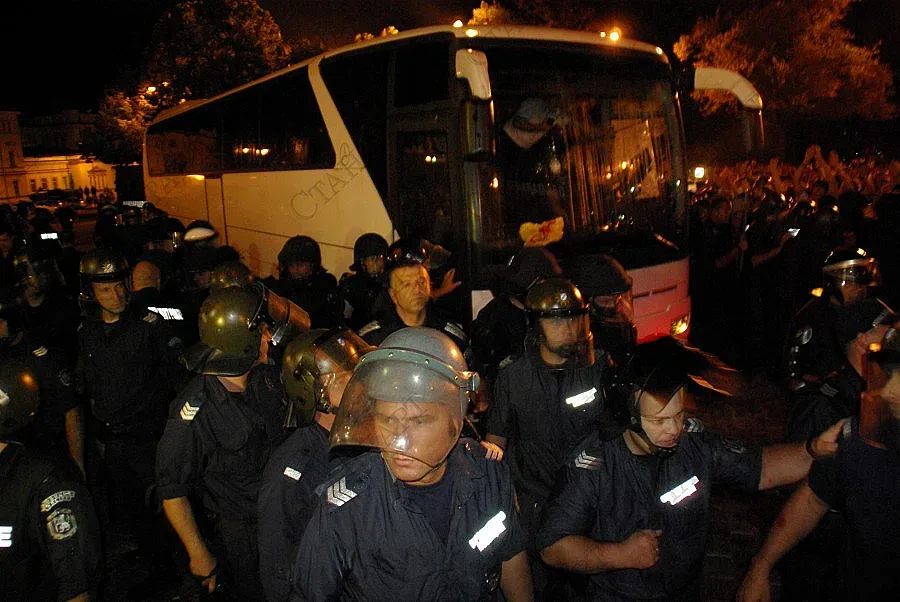 Полицай отива на съд заради бой над протестиращи