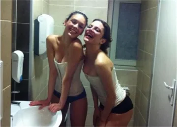 Защо се целуват Луиза и Теди