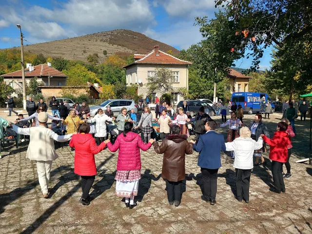 Уникален фестивал! Село почете трънката