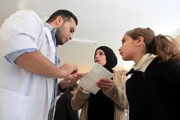 Обучават и бежанци за санитари