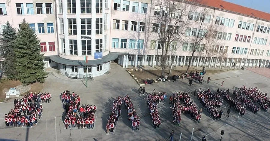 Деца изписаха с тела "България"