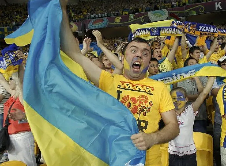 Новата власт спря футбола в Украйна