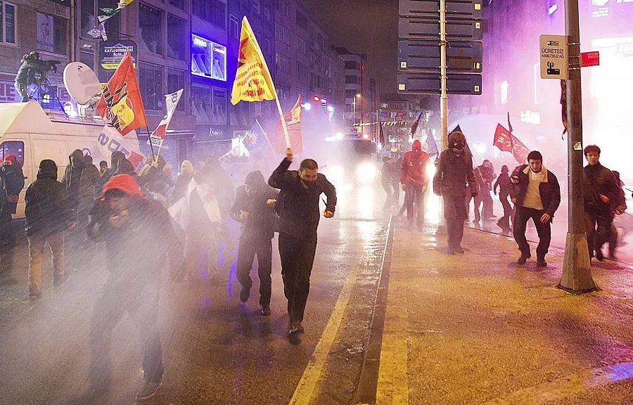 Водни оръдия срещу протеста в Истанбул