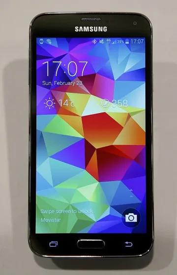 Galaxy S5 става и за под душа