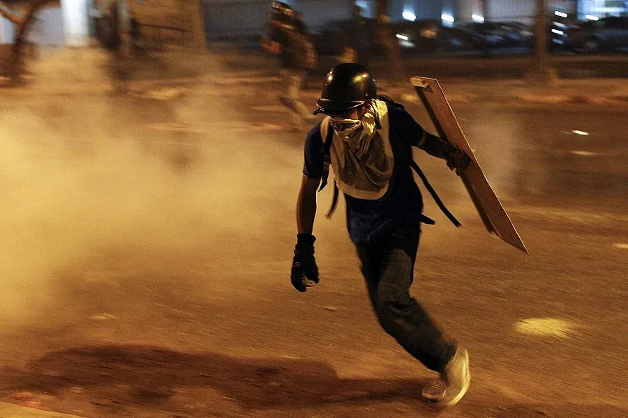 Барикади и протести обхванаха и тази нощ Венецуела