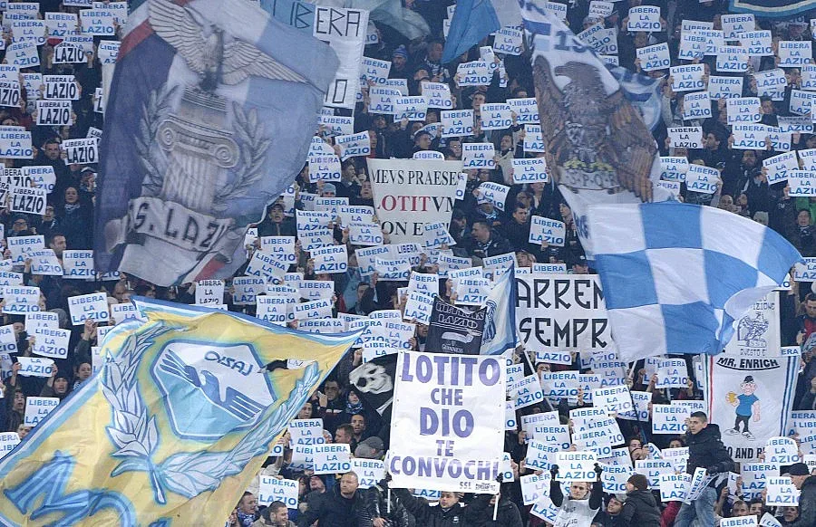 Война в "Лацио" с плакати на български