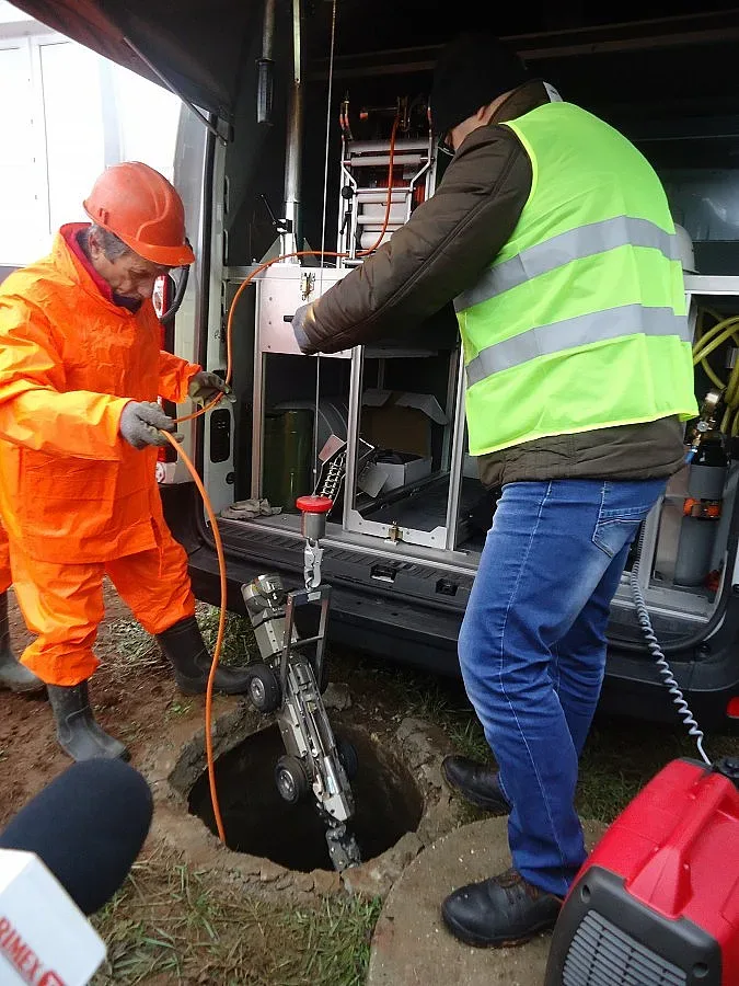 Робот наднича в канализацията на Враца