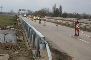 Обезопасиха рухнал парапет на мост