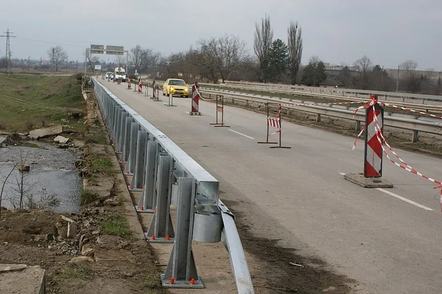 Обезопасиха рухнал парапет на мост