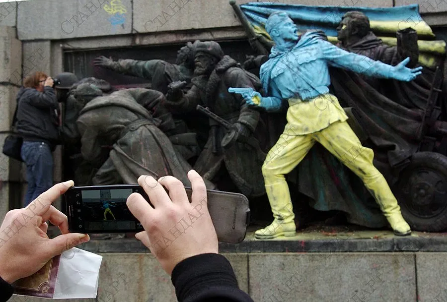 Русия изрази възмущението си от поругания паметник на Съветската армия